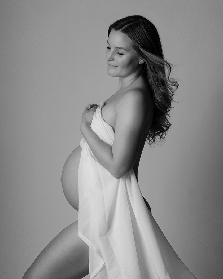 gravid kvinde med hvidt stof