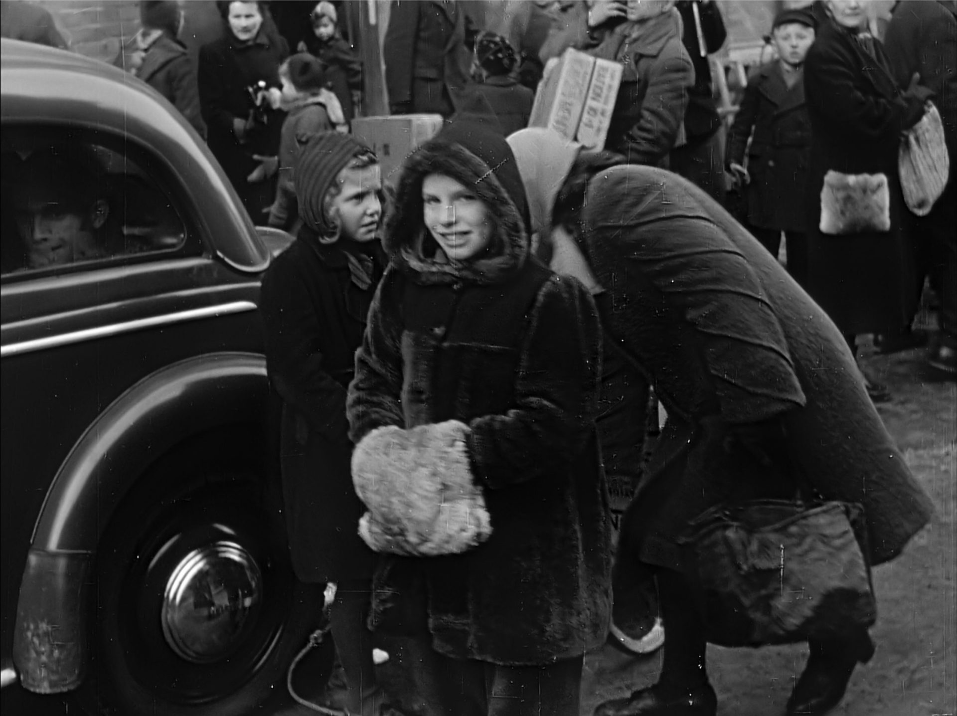 Kind mit Care Paket 1945
