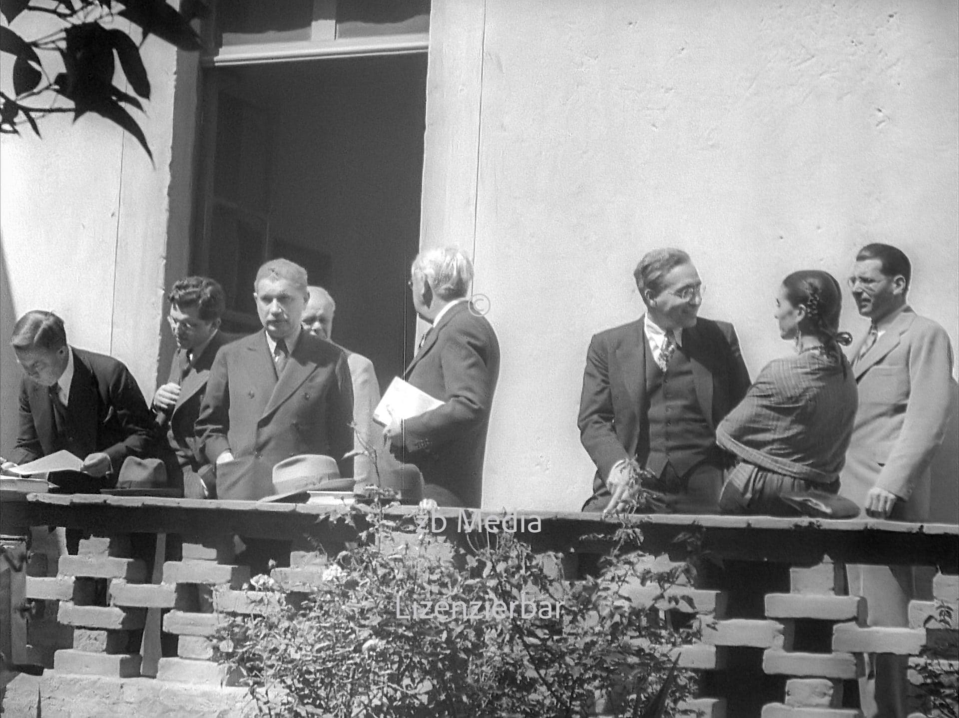 Frida Kahlo und Dewey Kommission auf der Terrasse der Casa Azul