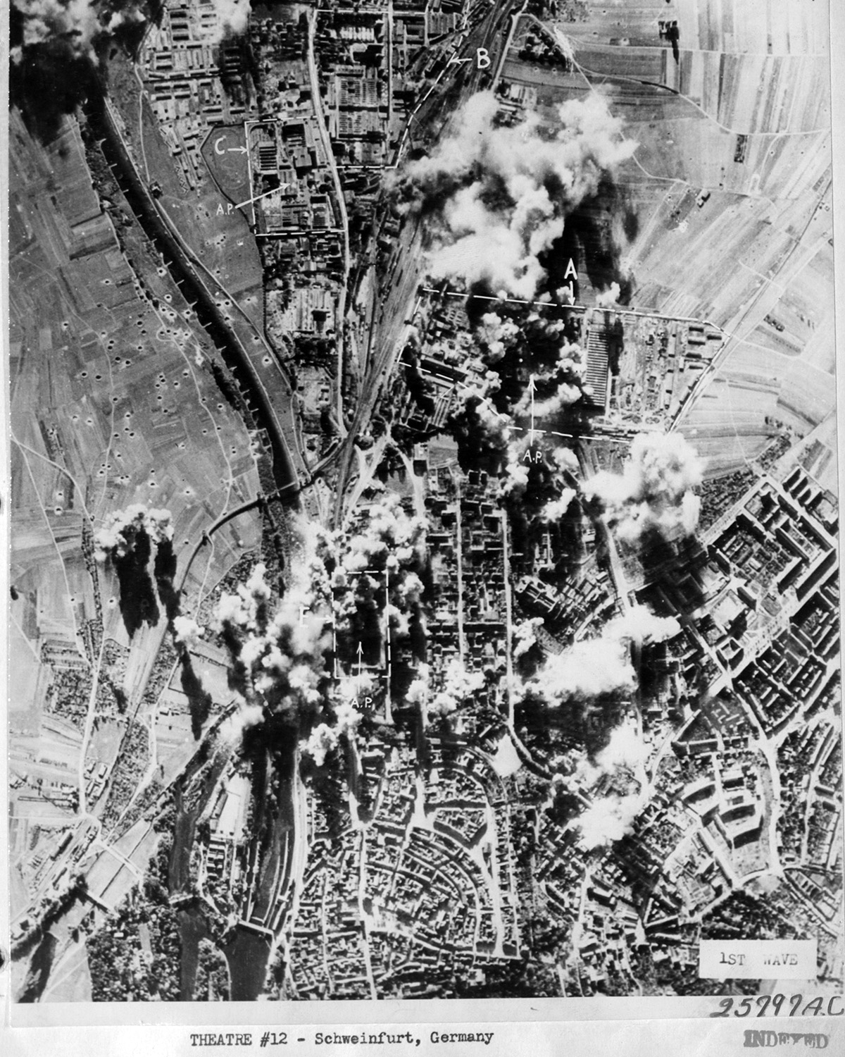 Bombardierung von Schweinfurt 1943 Bombardierung von Schweinfurt 1943. Foto: USAF