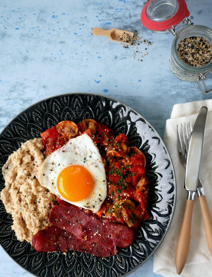 HAVREGRØT MED TOMATSAUS OG EGG