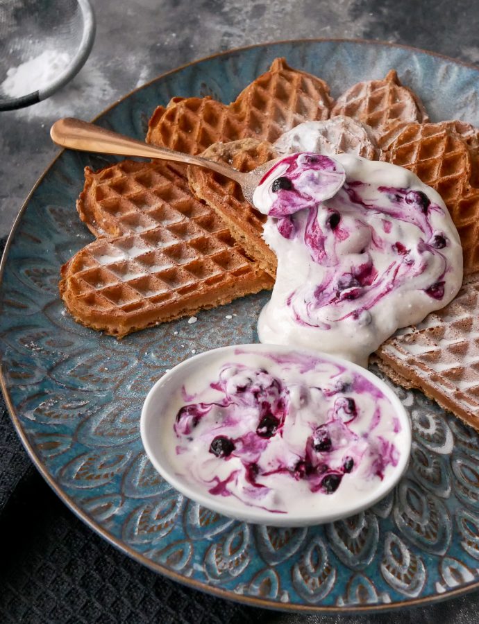 SJOKOLADE-PROTEINVAFFEL MED YOGHURT OG BLÅBÆR