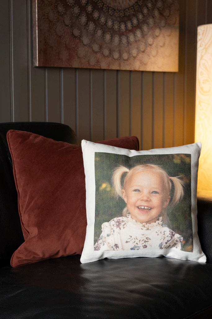 Vi har flotte bildeprodukter. Her er portrett på pute. Stjernefoto- skolefotograf og barnehagefotograf.