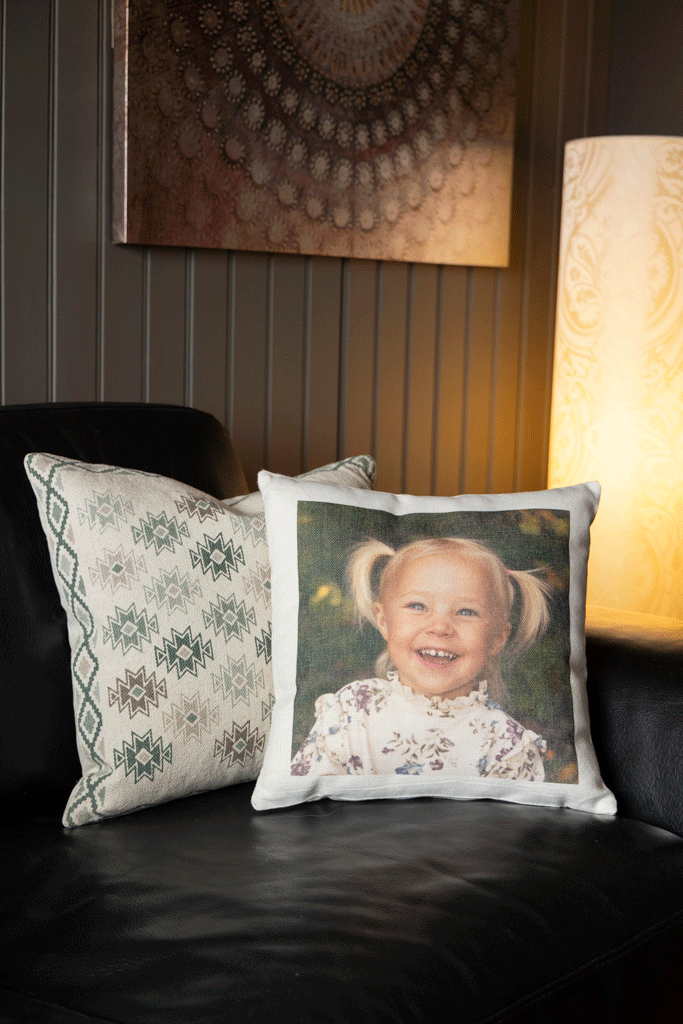 Vi har flotte bildeprodukter. Her er portrett på pute. Stjernefoto- skolefotograf og barnehagefotograf.