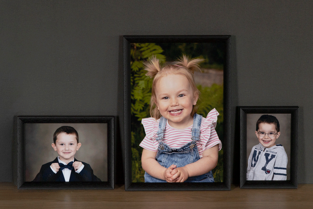 Vi har flotte bildeprodukter. Her er forskjellige portretter i samme type ramme på vegg. Stjernefoto- skolefotograf og barnehagefotograf.