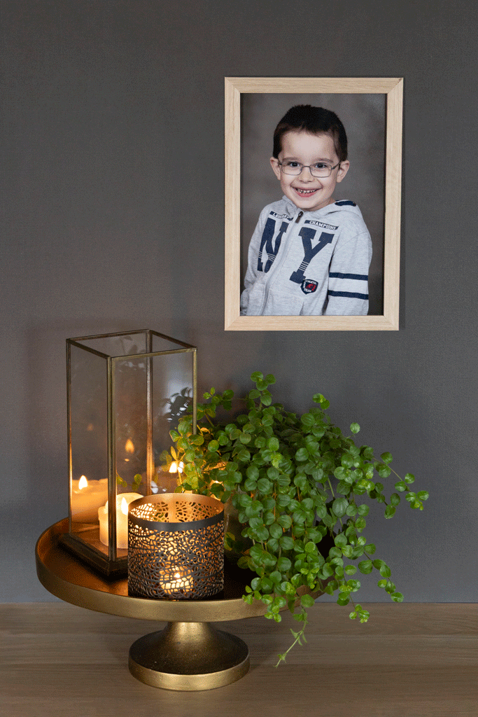 Vi har flotte bildeprodukter. Her er ett skoleportrett i ramme på vegg. Stjernefoto- skolefotograf og barnehagefotograf.