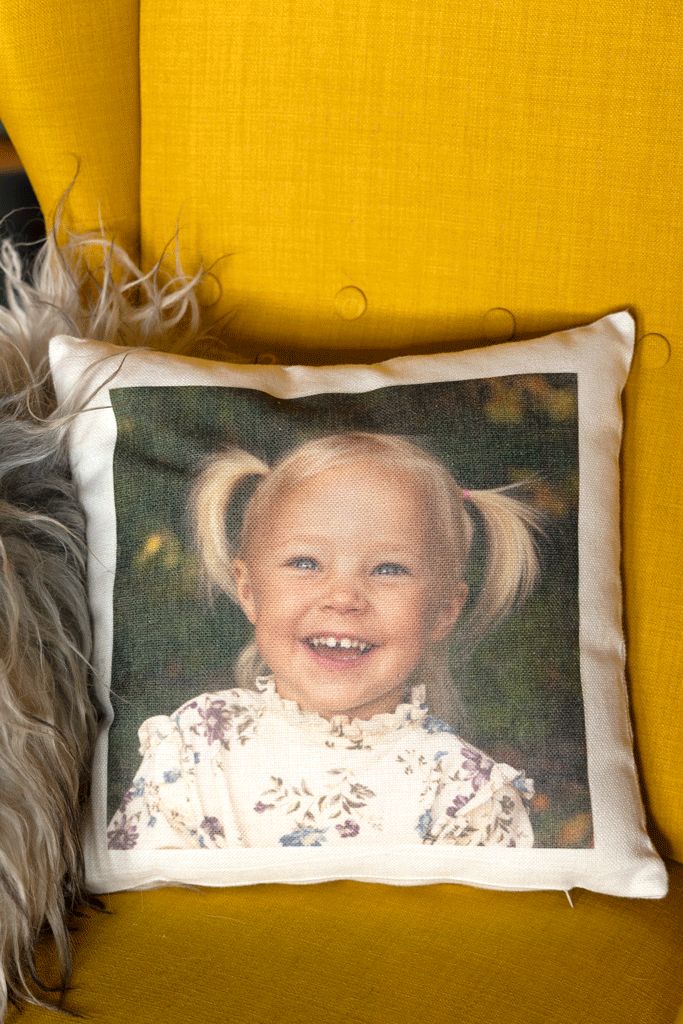 Vi har flotte bildeprodukter. Her er portrett på pute. Stjernefoto- skolefotograf og barnehagefotograf.