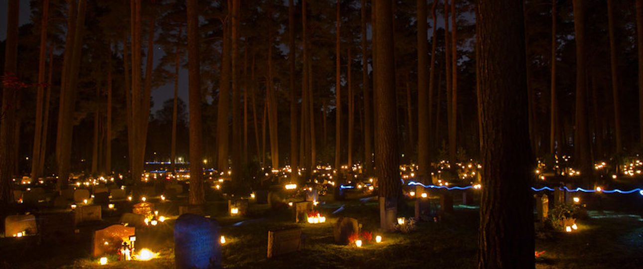 La notte di Ognissanti a Stoccolma, le luci a Skogskyrkogården