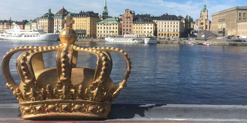 cosa vedere a Stoccolma gratis: la foto della corona sul ponte a Stoccolma