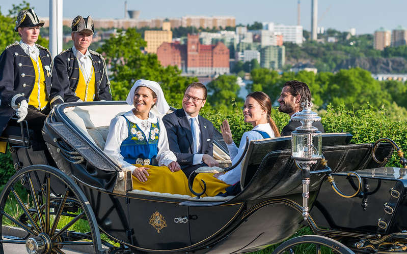 La famiglia reale svedese durante il Nationaldag a Stoccolma