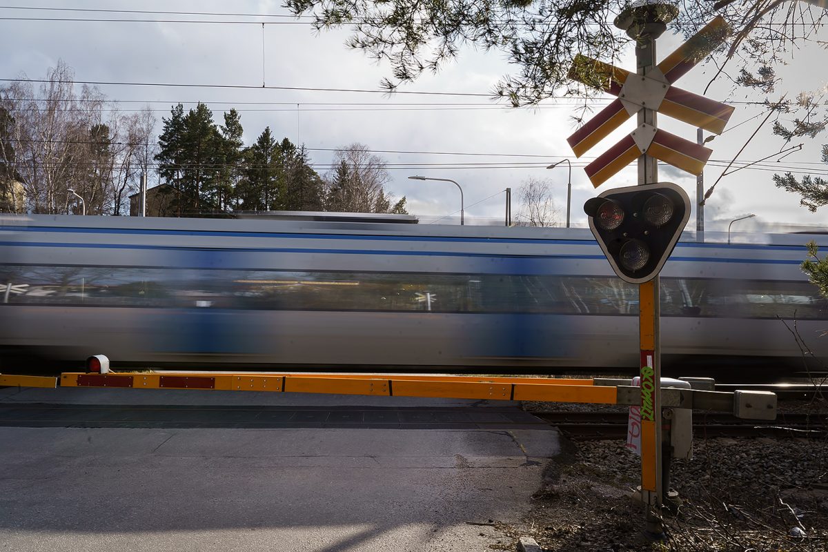 tåg som snabbt åker förbi