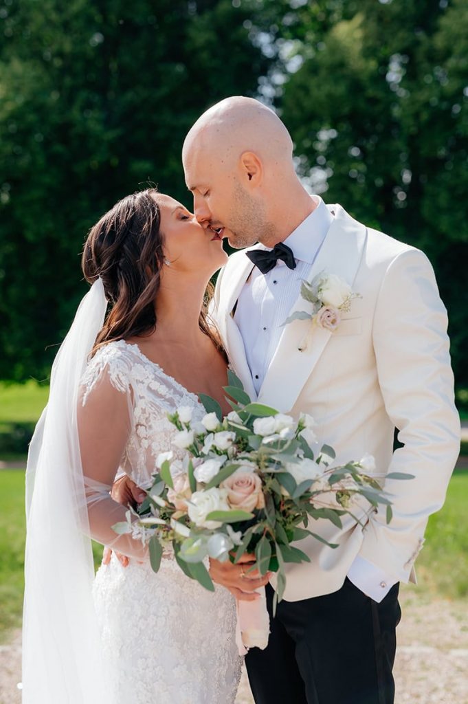 Bröllopsporträtt på Iris och Mladen på deras bröllopsdag, fotograferade på Lekhuset i Floda, utanför Göteborg