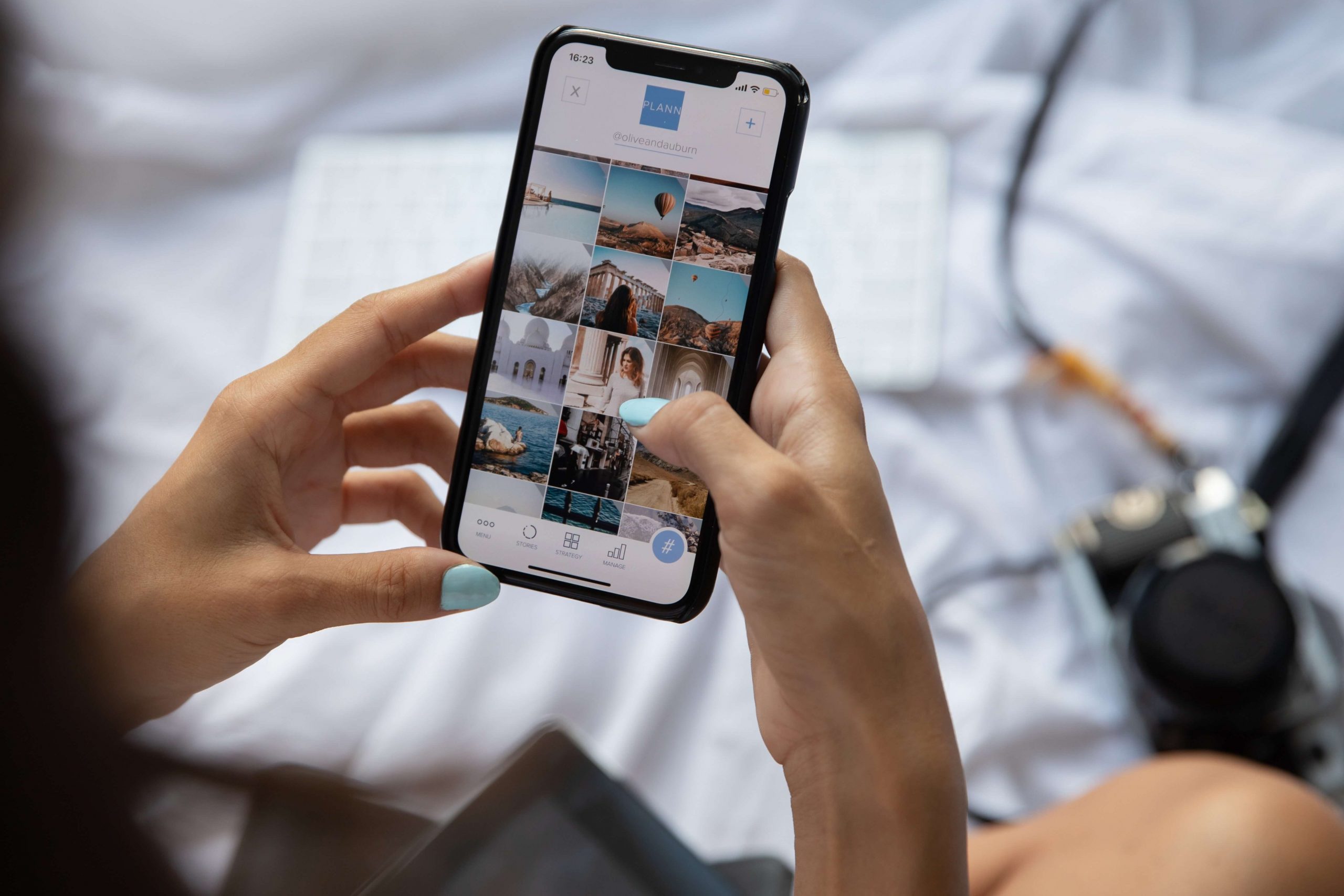 iphone montrant le feed instagram d'un compte d'influenceur