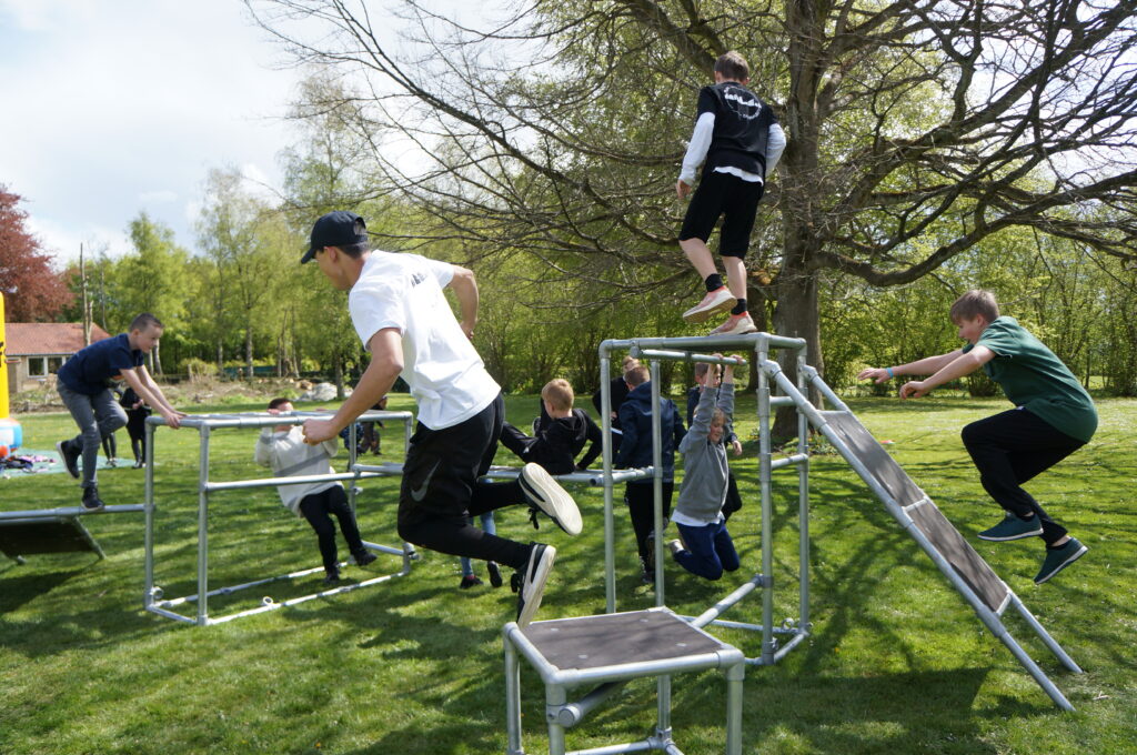 Parkour parken i brug af instruktørerne til et parkour hold