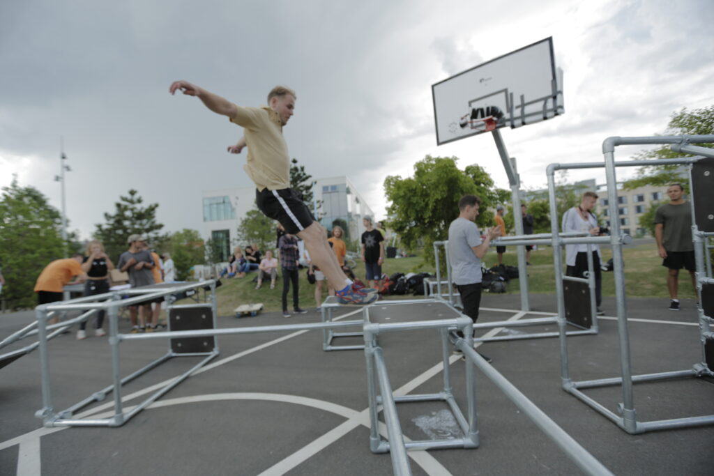 Parkourbane i mellemstørrelse i brug i København.