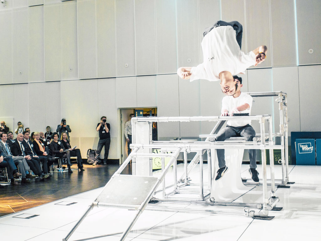 Parkour show med parkourbane i brug inde hos Dansk Industri.