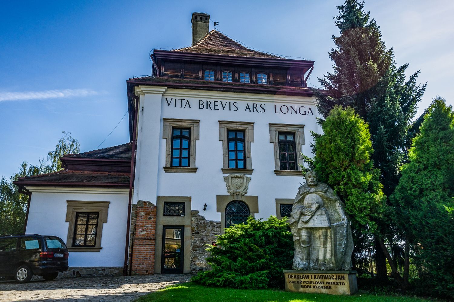 dwór karwacjanów