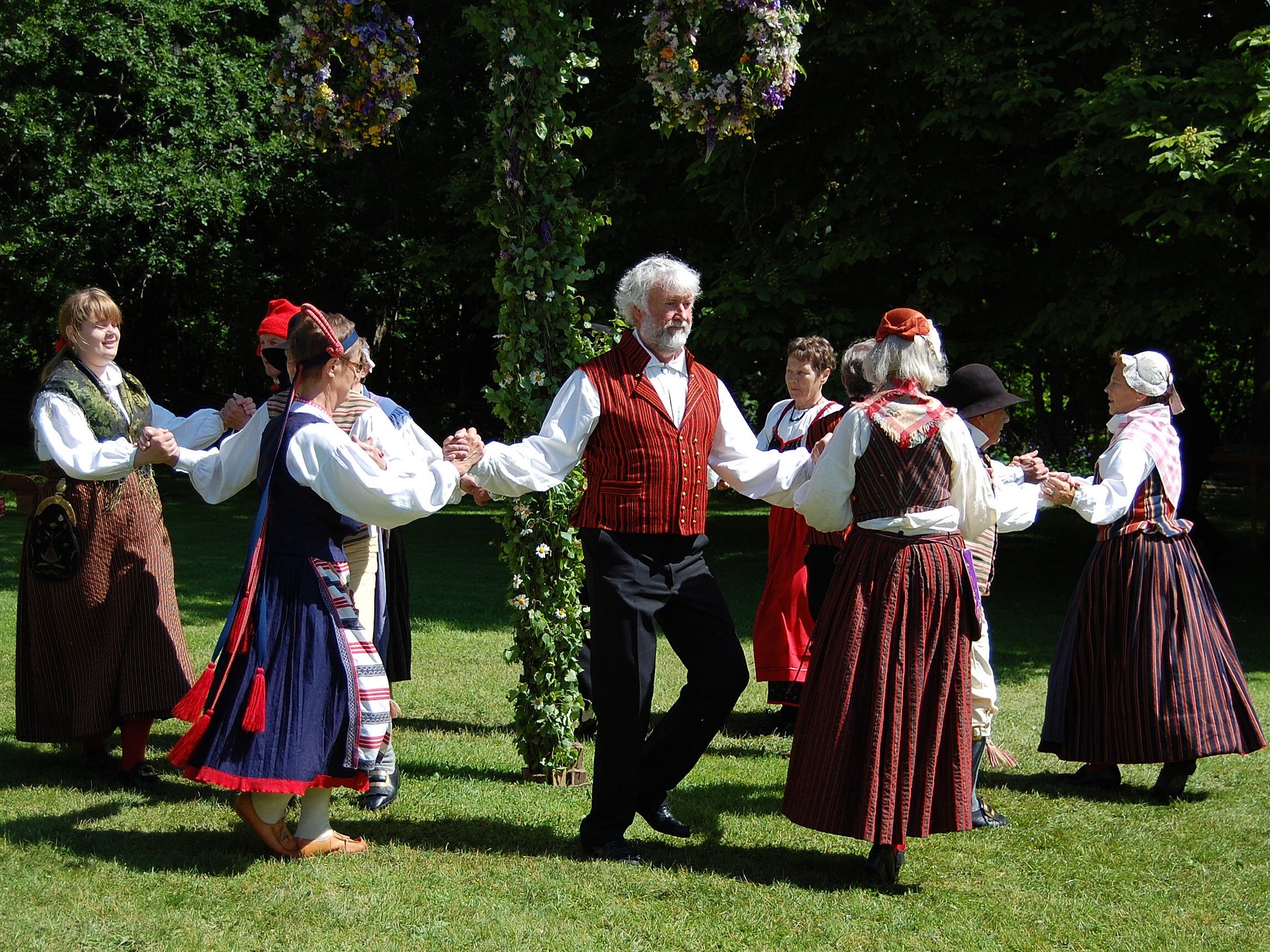 folk-dance-54530_1920