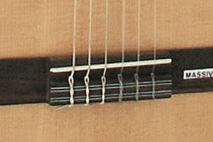 Hoe leg ik nieuwe nylon snaren op mijn klassieke gitaar?