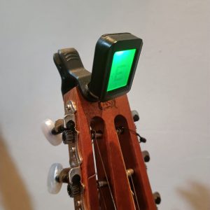 Cason COCT clip-on tuner (stemapparaat) voor banjo, gitaar, bas, viool, ukulele en chromatisch.