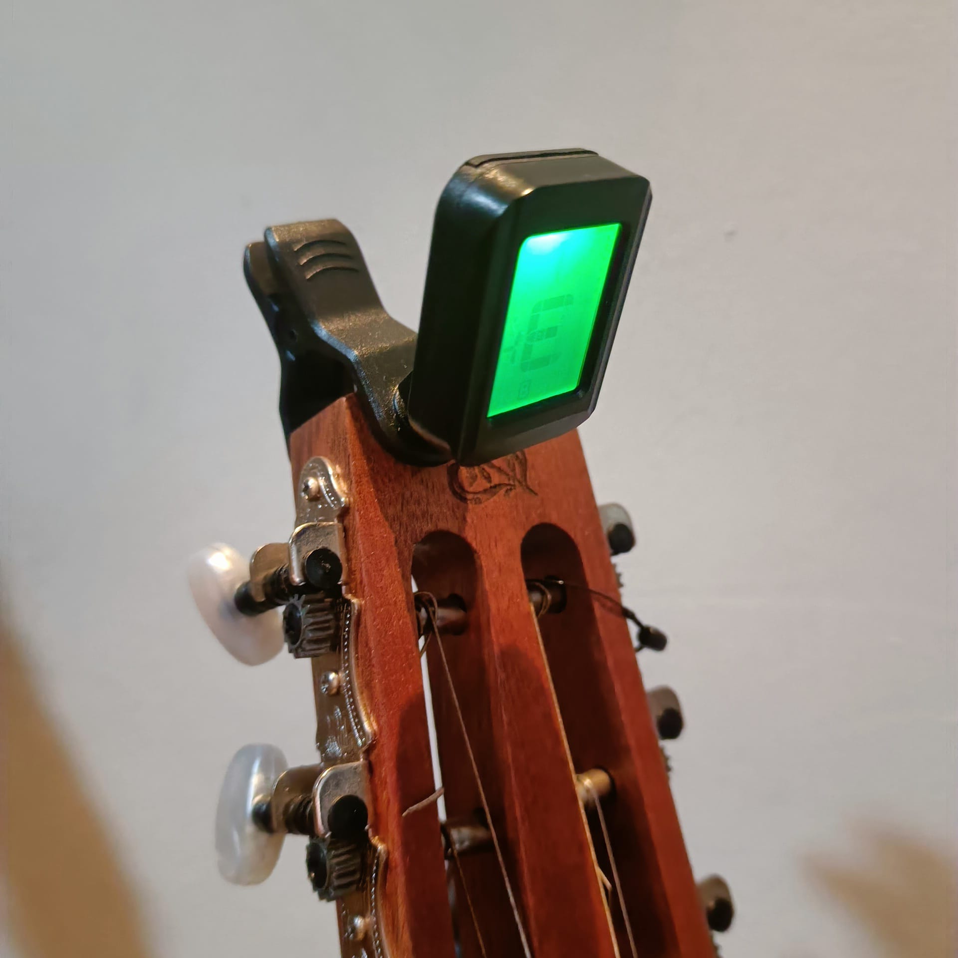 Cason COCT clip-on tuner (stemapparaat) voor banjo, gitaar, bas, viool, ukulele en chromatisch.