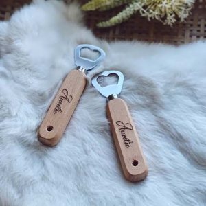 houten flesopener met naamgravure
