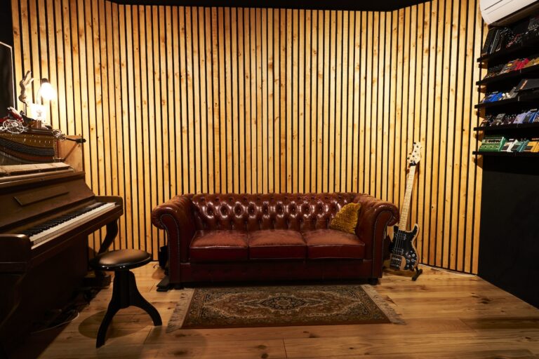 Bank in de Hidden Gem studio. Neem contact met ze op!