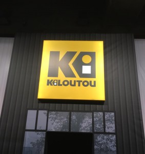 KILOUTOU Nouveau Logo et nouvelle identité visuelle - Enseigne Kiloutou - Studio Karma - Graphic designer - Houston Humble Texas