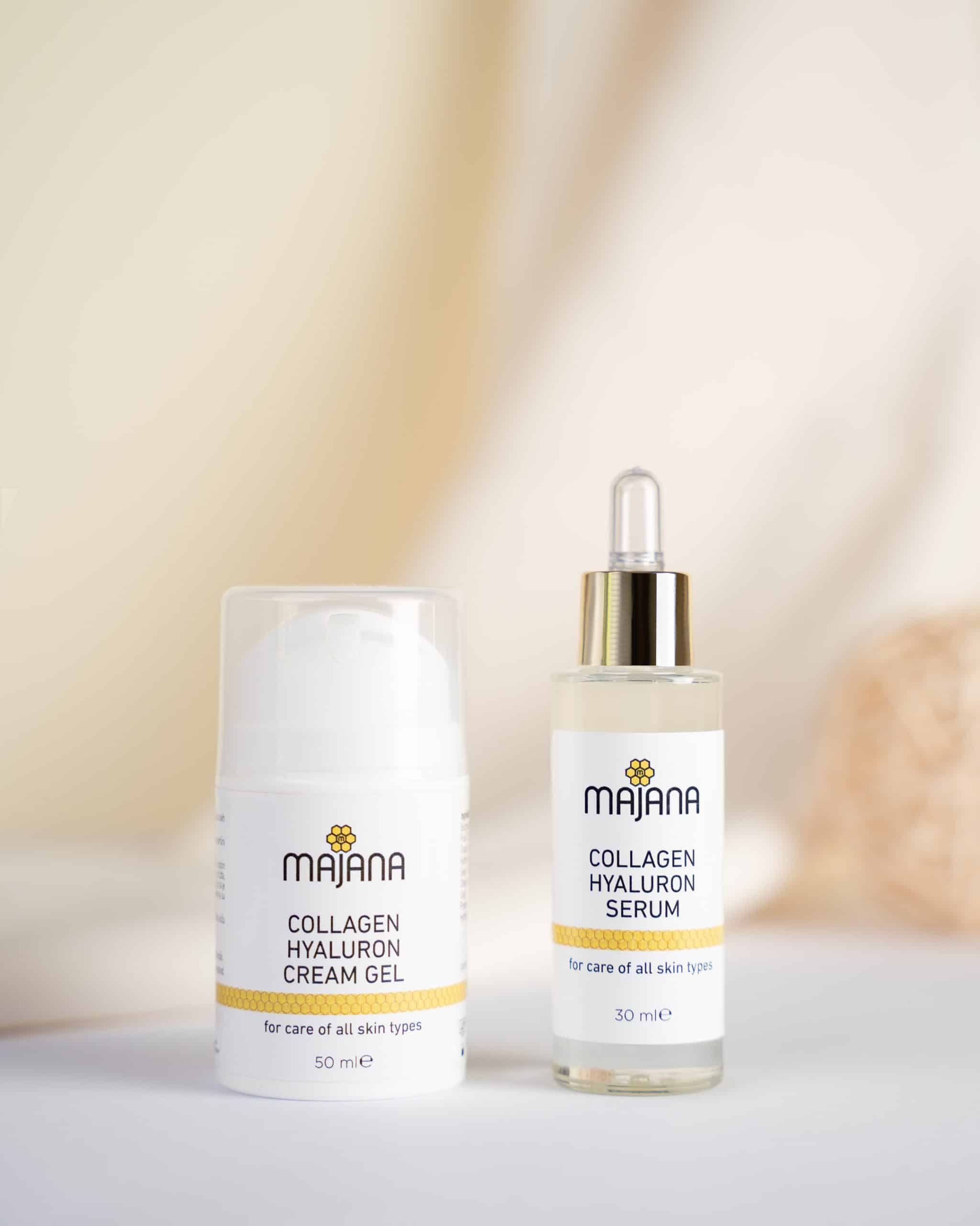 Två majana hudvårdsprodukter på en mjuk beige bakgrund. till vänster finns en vit behållare med kollagen hyaluron krämgel och till höger en genomskinlig flaska med en pumpdispenser som innehåller hyaluronserum.