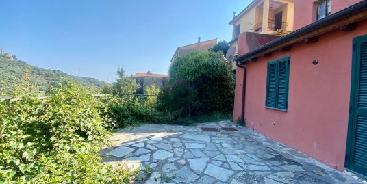 Imperia – Montegrazie. Alloggio tipo loft nel centro storico con ampio terrazzo.