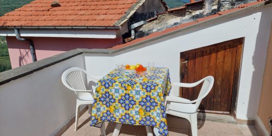 Chiusanico – Gazelli. Casa di paese con ampia terrazza