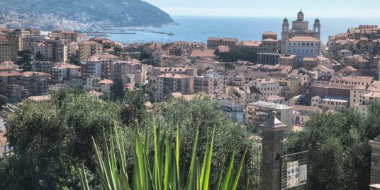 Imperia – Porto Maurizio. Monte Calvario. Casa indipendente con giardino e vista mozzafiato sul mare