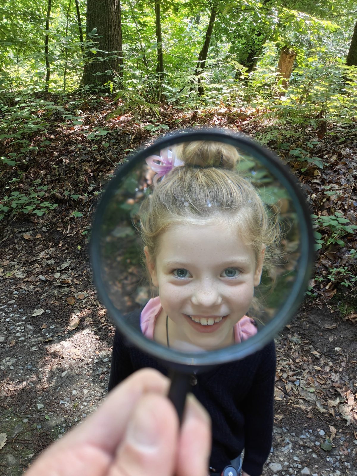 Groep mensen genietend van een spreekwoordenroute