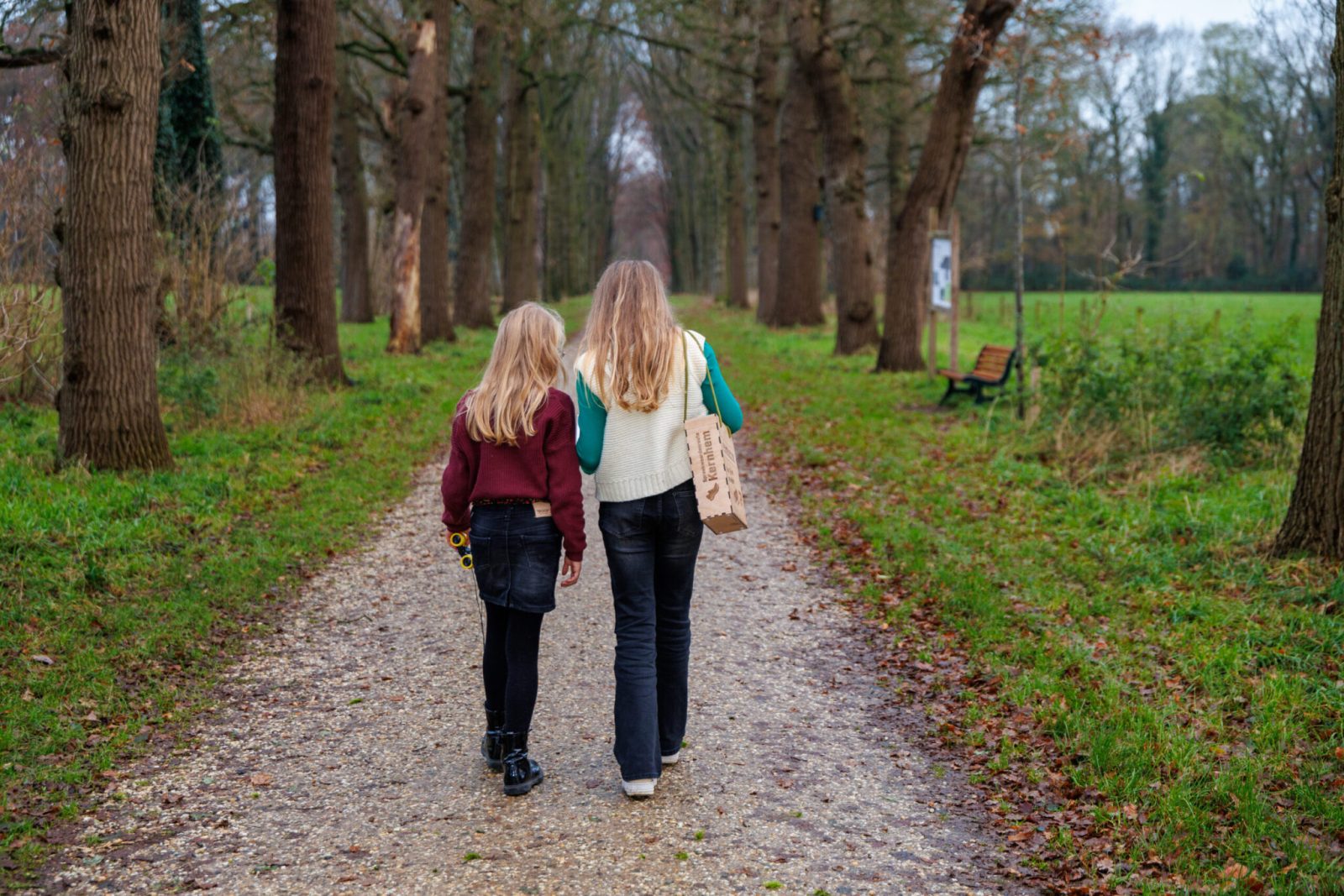 Schilderachtig stadsbeeld Nijmegen met wandelaars op een spreekwoordenroute