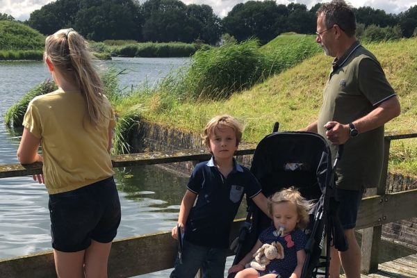 Gezin op een spreekwoordenroute, lachend bij een verborgen spreekwoord