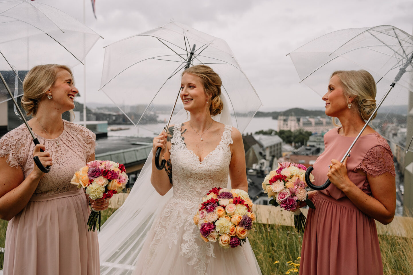 Regn på bryllupsdagen? Gjennomsiktige paraplyer til brudepar og forlovere gjør seg fint på bilder.