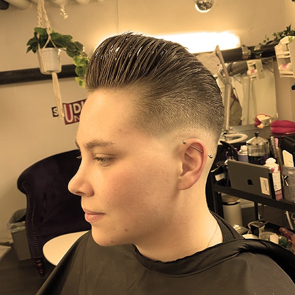 pompadour, skinfade, fade, rockabilly, industrial piercing, sepia, barberarns tjänster