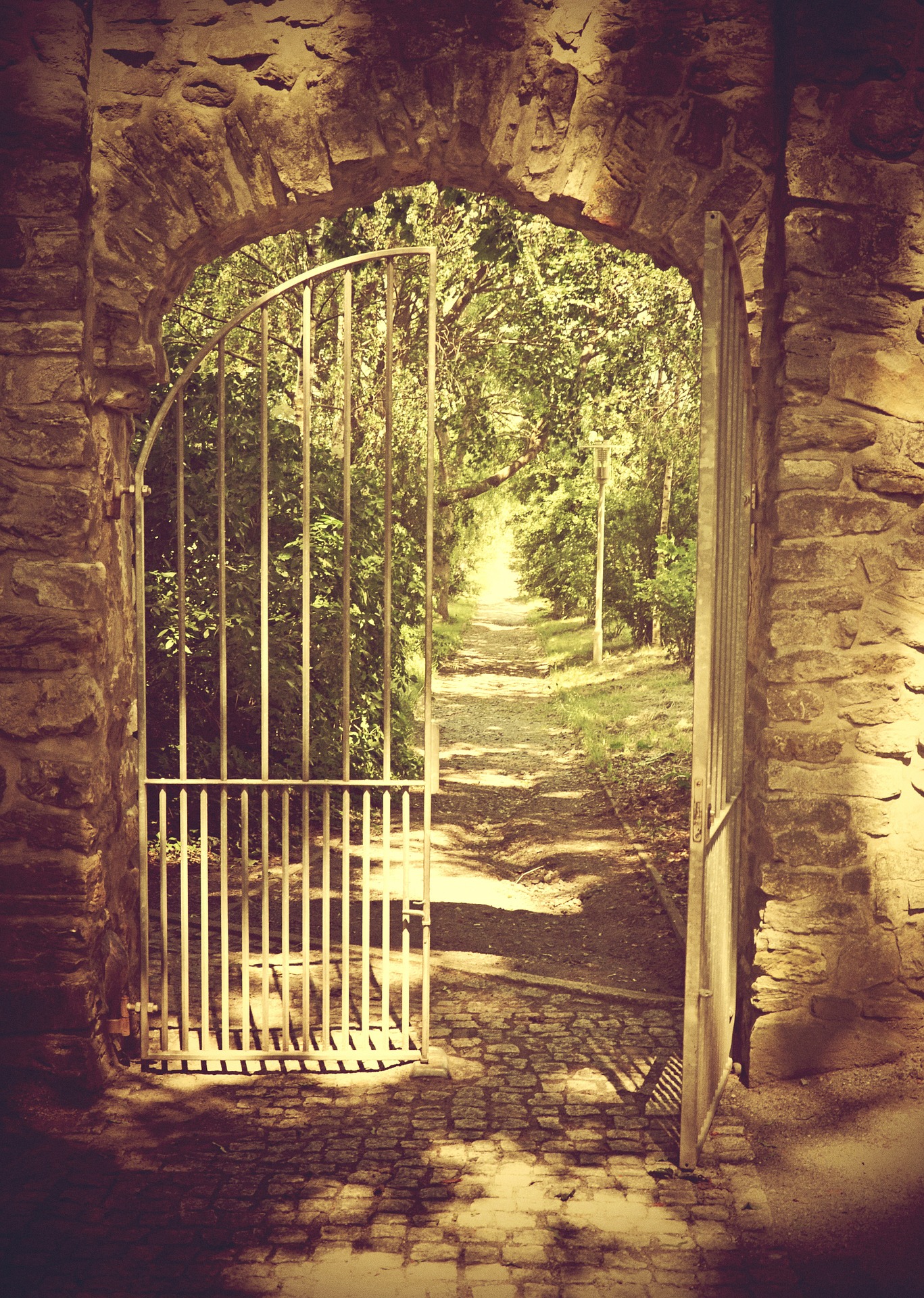 iron-gate-ge03b0c27a_1920