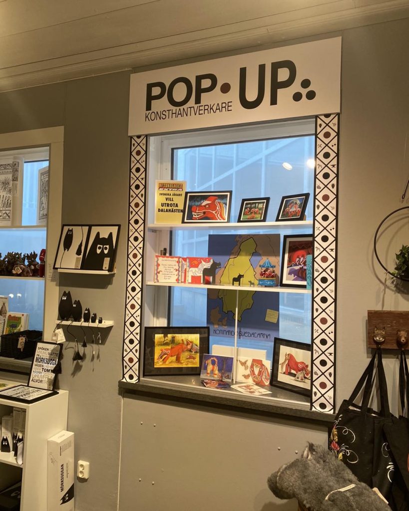 Arga Dalahästar i rostfritt stål på POP-UP på Dalarnas muséum i mars 2023. I samarbete med konstnär Pernilla Nyman i Fors. 