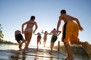 Sundsvalls simsällskap sommar bad från brygga