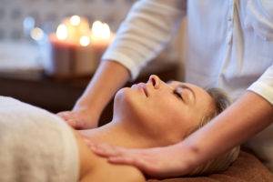 Massage af skulder ved kvinde