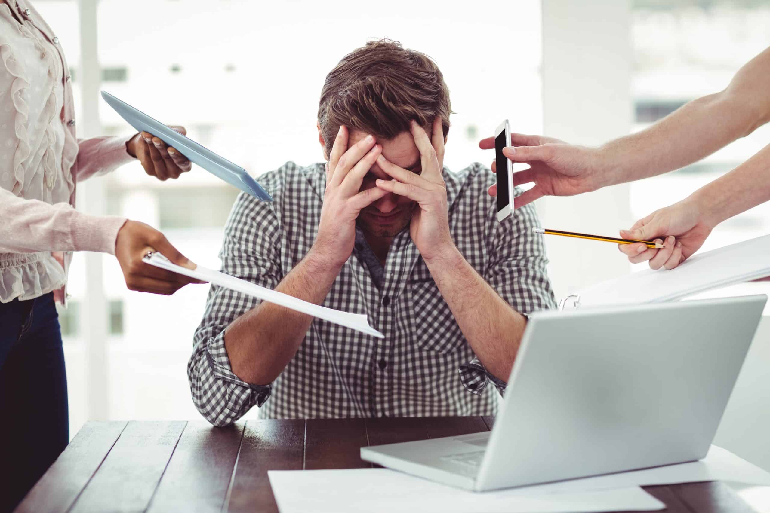 stress ramt mand på arbejde 