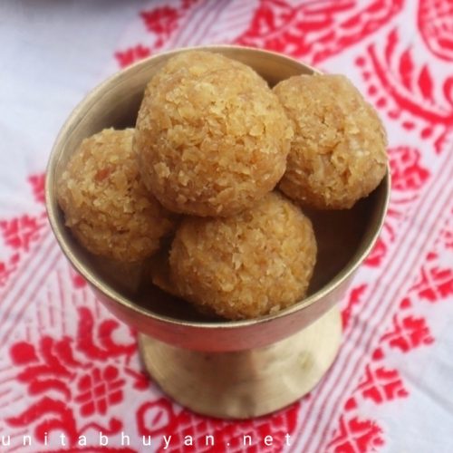 Gur diya narikolor laru (Coconut balls with jaggery)