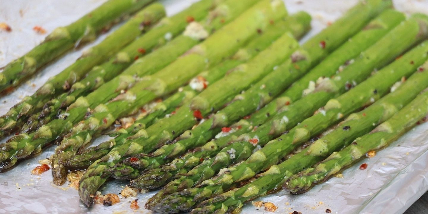 Roasted asparagus with garlic and chilli