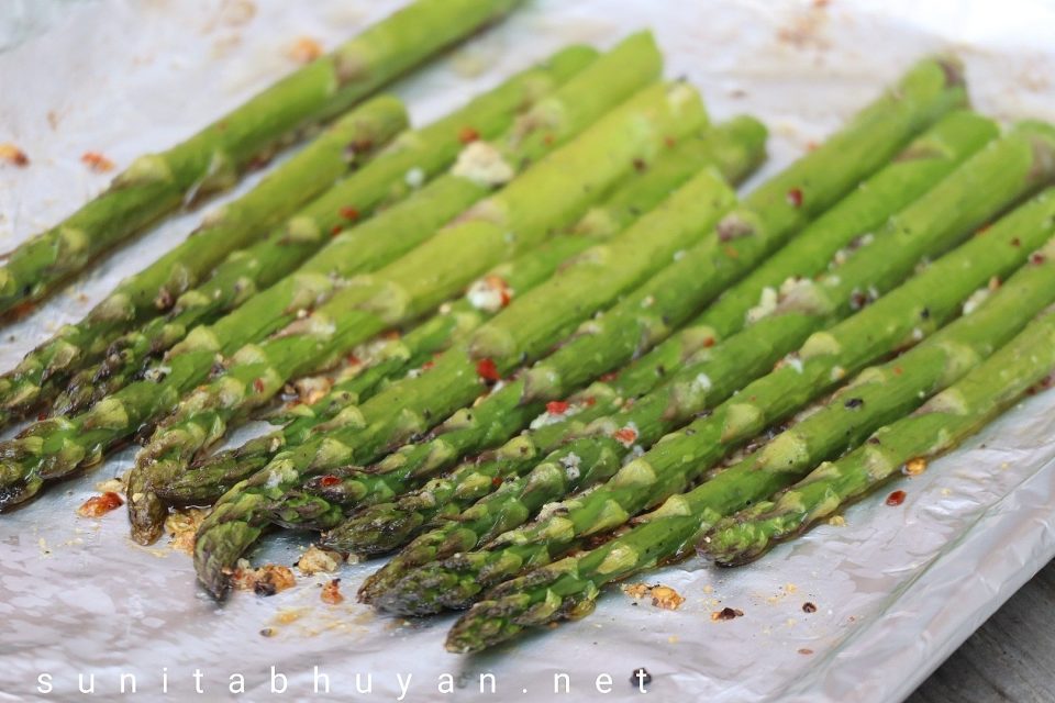 Roasted asparagus with garlic and chilli