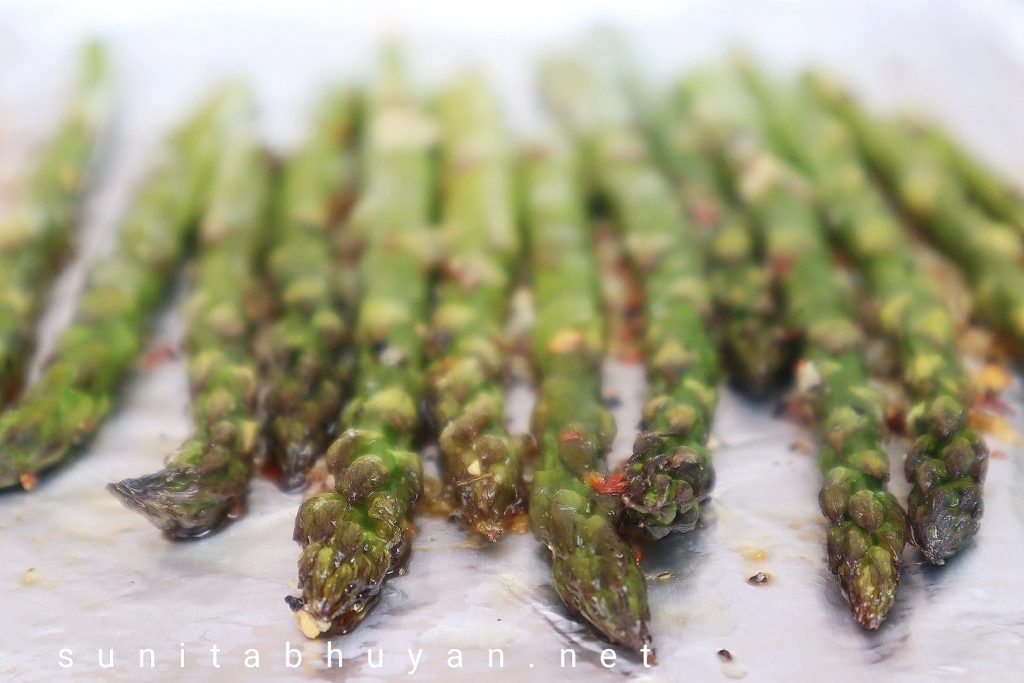 Roasted asparagus with garlic and chilli