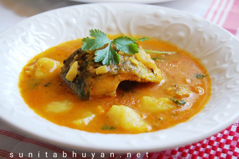 Aloo bilahi masor jool / Assamese style fish curry with potato and tomato