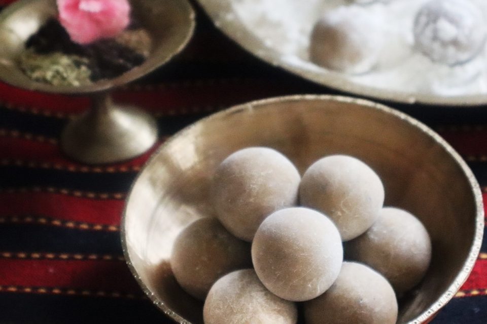 Poka mithoi l Assamese spiced rice flour balls (laru /laddu)