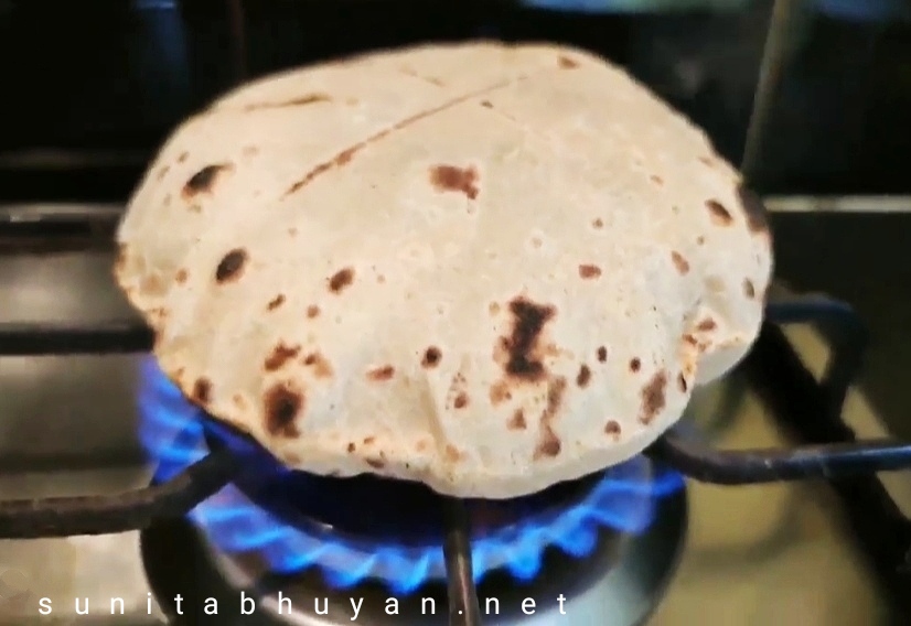 Indian soft phulka Chapati (roti) on non stick tawa Stock Photo
