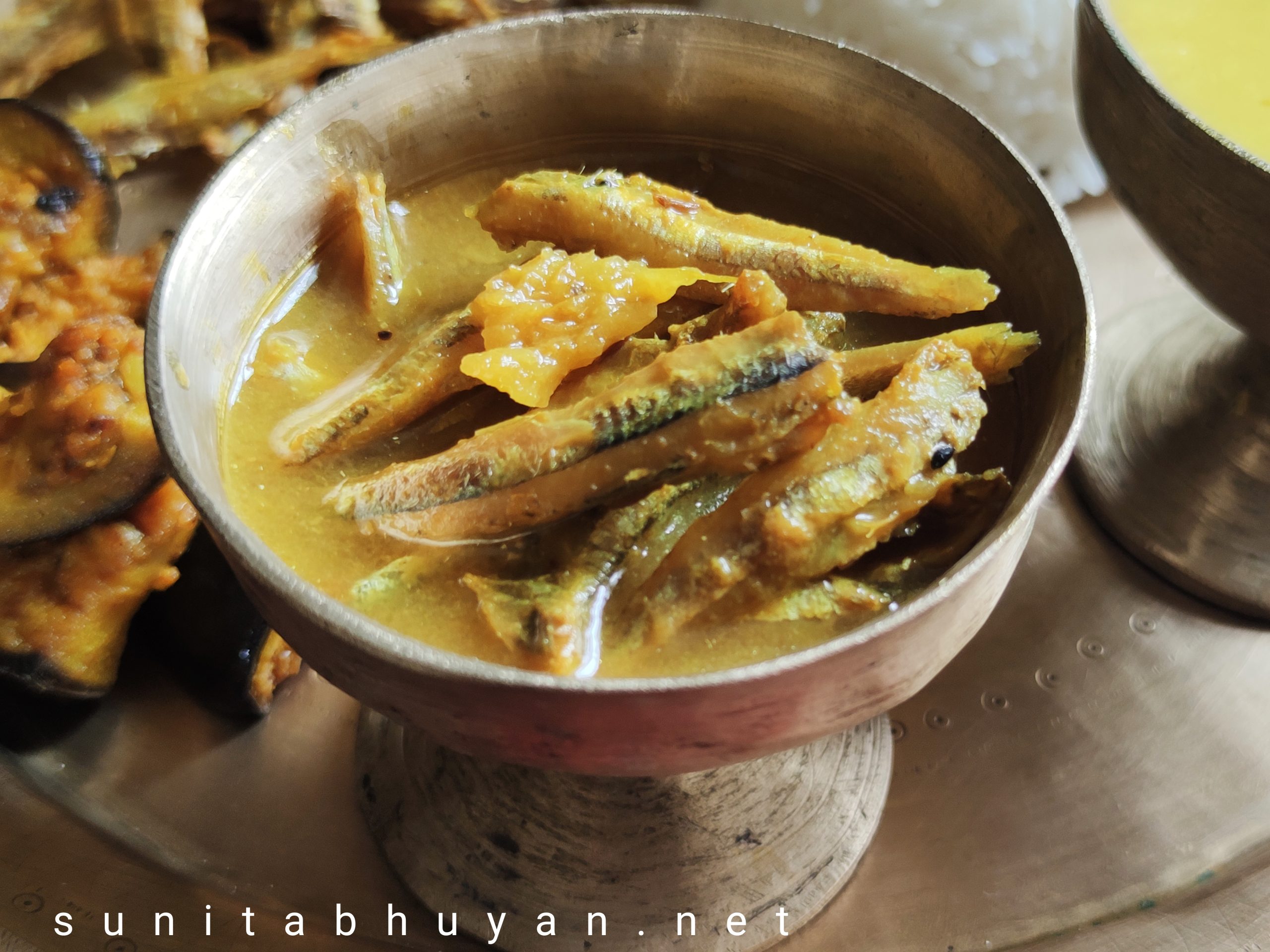 Xoru maas diya adar jool l Small fish in ginger gravy Sunita's World